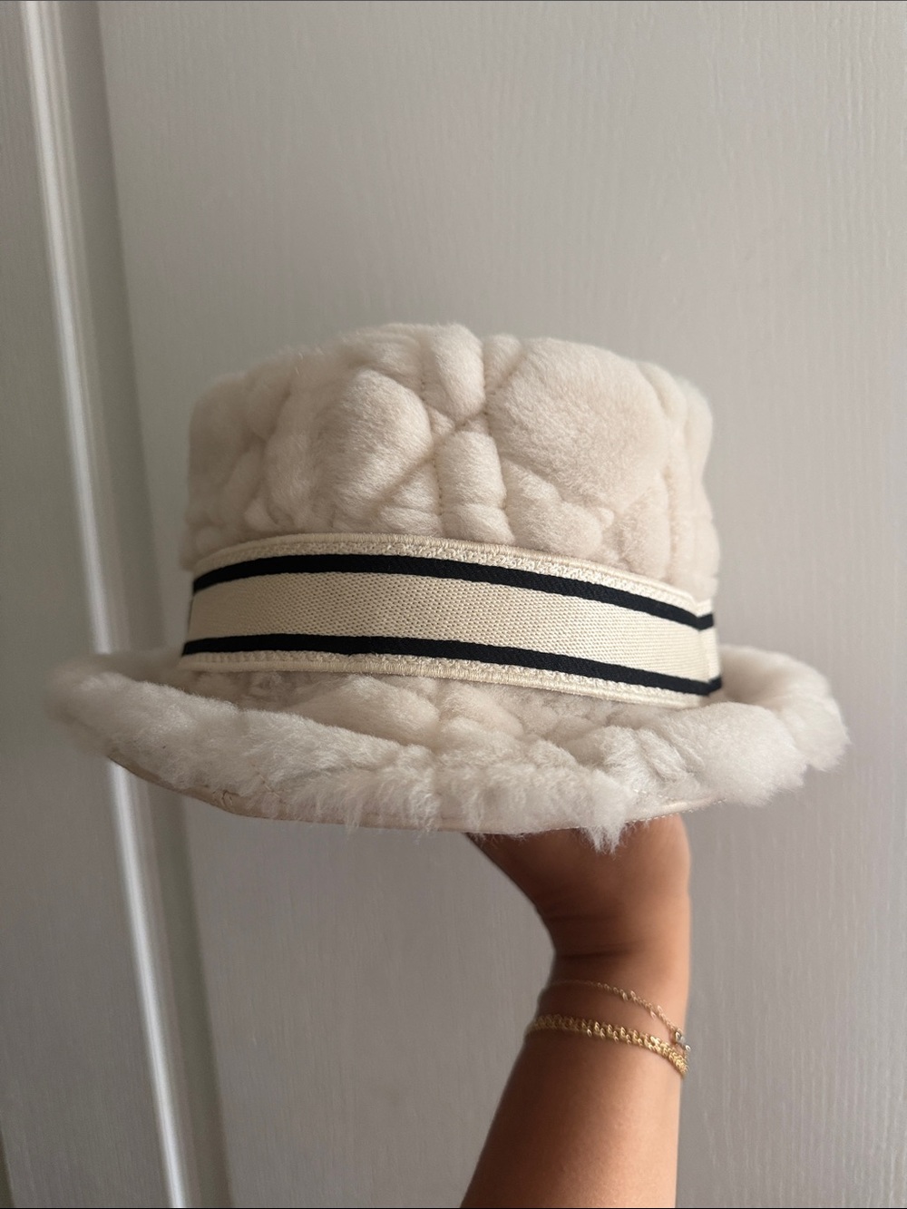 NEW- Never Worn Dior Cream Faux-Fur Bucket Hat with Black Logo Band - Picture 4 of 6
